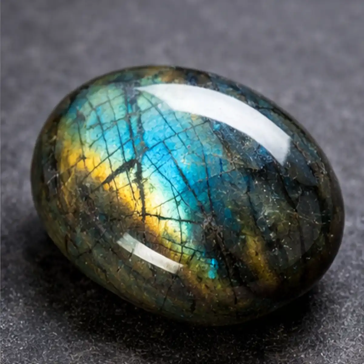 Лабрадорит с лабрадоресценция