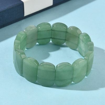 4 Дамска разтеглива гривна от зелен авантюрин - гривна върху фон