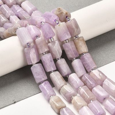 4 Кунцит на цилиндрични мъниста в наниз с разделителни синци - наниз върху бял фон